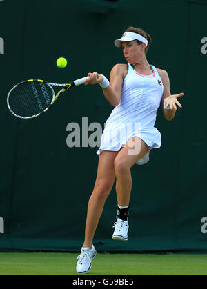 Die britische Johanna Konta im Einsatz gegen die US-Amerikanerin Christina McHale am ersten Tag der Wimbledon Championships 2012 im All England Lawn Tennis Club, Wimbledon. Stockfoto