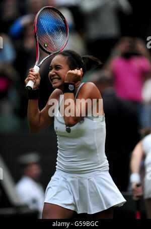 Die britische Heather Watson feiert, nachdem sie Iveta Benesova am ersten Tag der Wimbledon Championships 2012 im All England Lawn Tennis Club Wimbledon besiegt hat. Stockfoto