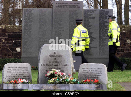 Lockerbie Polizisten am Denkmal Stockfoto