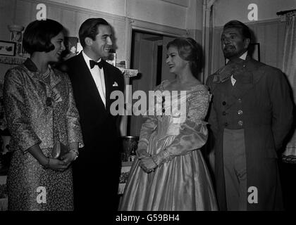 1965: König Konstantin von Griechenland und Königin Anne-Marie (links) sprechen mit den Stars der Show, Ingrid Bergman und Sir Michael Redgrave, in Miss Bergmans Garderobe, nachdem sie das Stück "EIN Monat auf dem Land" im Cambridge Theatre, London gesehen haben. Stockfoto