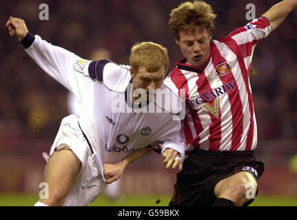 Paul Scholes (L) von Manchester United und Stefan Schwarz von Sunderland kämpfen während ihres FA Premiership-Spiels im Stadium of Light in Sunderland um den Ball. Stockfoto