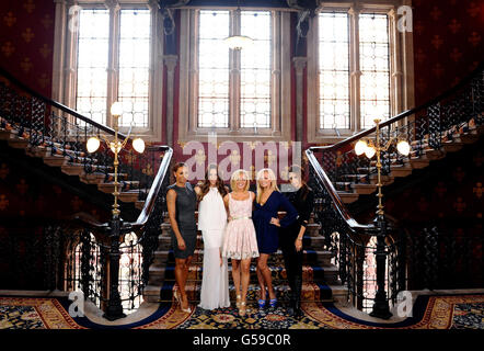 The Spice Girls (von links nach rechts) Melanie Brown (Mel B), Melanie Chisholm (Mel C), Geri Halliwell, Emma Bunton und Victoria Beckham während einer Fotocolumn im St. Pancras Renaissance Hotel in London, um Viva Forever zu starten, ein Musical mit Songs von The Spice Girls, Das am 11. Dezember 2012 im Piccadilly Theatre eröffnet wird. Stockfoto