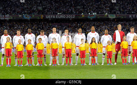 Fußball - UEFA Euro 2012 - Viertelfinale - England gegen Italien - Olympiastadion. Die englischen Spieler stehen vor dem Viertelfinale gegen Italien an Stockfoto