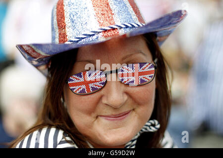 Ein junges Mädchen mit einer Unionsflagge wartet auf dem Gelände des Stormont Estate, Belfast, auf die Ankunft von Königin Elizabeth II. Und Herzog von Edinburgh, während eines zweitägigen Besuchs in Nordirland im Rahmen der Diamond Jubilee Tour. Stockfoto