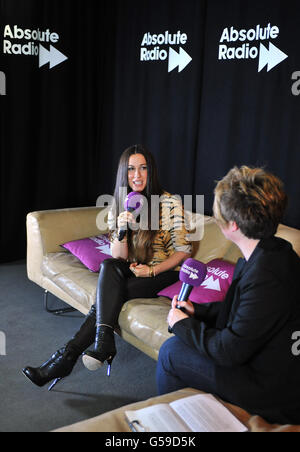 Der kanadische Sänger und Songwriter Alanis Morissette bei einer Frage- und Antwortsitzung mit Fans im Absolute Radio in Soho, London. Stockfoto