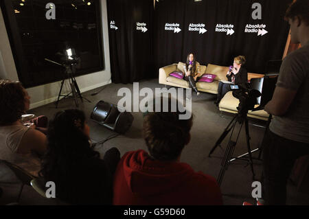 Der kanadische Sänger und Songwriter Alanis Morissette bei einer Frage- und Antwortsitzung mit Fans im Absolute Radio in Soho, London. Stockfoto