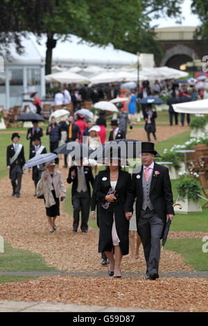 Pferderennen - The Royal Ascot Meeting 2012 - Tag Drei - Ascot Racecourse. Allgemeine Ansicht der Rennfahrer bei Royal Ascot am Ladies Day Stockfoto