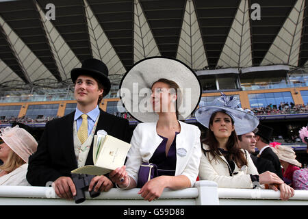 Pferderennen - The Royal Ascot Meeting 2012 - Tag Drei - Ascot Racecourse. Racegoers im Royal Ascot am Ladies Day Stockfoto