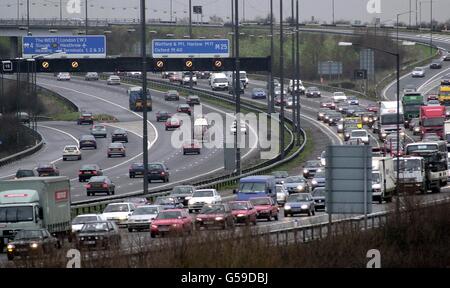 Verkehr auf der Kreuzung M25 -M4 in der Nähe von Heathrow während der morgendlichen Rush Hour, wenn Pendler zu ihren Autos fahren. Die Londoner U-Bahn-Dienste wurden durch einen Streik von U-Bahnfahrern lahmgelegt, der Millionen von Pendlern ein Reisechaos verursachte. * mehrere Linien hatten keine frühen Morgendienste wegen des 24-Stunden-Walkout durch Mitglieder von ASLEF. London Underground riet den Leuten, alternative Wege zur Arbeit zu finden. 11/06/02 : EINE Strategie zur Bewältigung des wachsenden Problems der Verkehrsstaus auf der Londoner Autobahn M25 wurde jetzt und in Zukunft gestartet. Die Berater des Stockfoto