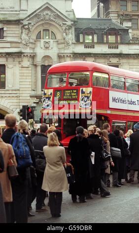 Busse stehen Schlange, um Pendler vor der Londoner Victoria Station abzuholen, da ein Tag voller industrieller Aktionen von Fahrern von U-Bahnen die Dienste lahmgelegt hat und Millionen von Menschen Schwierigkeiten hatten, zur Arbeit zu kommen. * 92% der Rush-Hour-Dienste wurden wegen des 24-Stunden-Austelnens durch Mitglieder der Gewerkschaft ASLEF gestrichen. Zu einem Zeitpunkt waren nur 39 der üblichen 476 Züge in Betrieb. 19/4/01: Eine Umfrage zeigt, dass Männer, die in Busschlangen stecken, Mädchen anschauen, um die Zeit zu verstreichen, während Frauen lieber über Essen und Einkaufen nachdenken. Männer lasen auch gerne die Zeitung und denken über Fußball nach, Frauen schauten in Schaufenstern Stockfoto