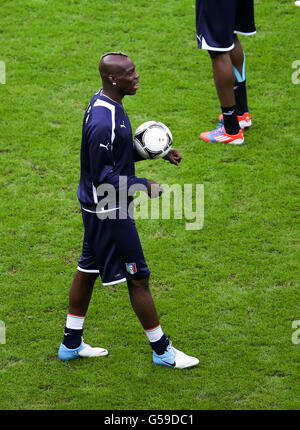 Fußball - UEFA Euro 2012 - Halbfinale - Deutschland gegen Italien - Italien Training - Nationalstadion. Der Italiener Mario Balotelli während des Trainings Stockfoto