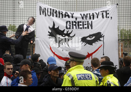 Rangers-Fans protestieren während einer Demonstration vor dem Ibrox-Stadion in Glasgow. Stockfoto