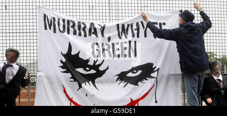 Rangers-Fans protestieren während einer Demonstration vor dem Ibrox-Stadion in Glasgow. Stockfoto