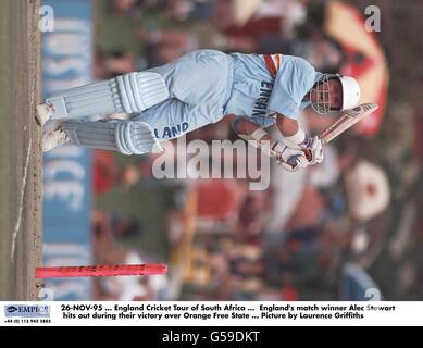 26-NOV-95 ... England Cricket Tour durch Südafrika ... Englands Matchsieger Alec Stewart schlägt beim Sieg über den Orange Free State ... Bild von Laurence Griffiths Stockfoto