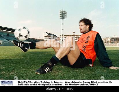 26-NOV-95. Ajax Training in Tokio. Ajax-Verteidiger Danny Blind übt seine Ballkünste im Nishigaoka Stadium aus Stockfoto