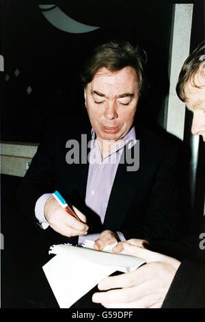 Der Komponist Sir Andrew Lloyd Webber signierte Autogramme vor dem New Ambassadors Theatre in London, wo er an der Preview Night der One Woman Show Berkoff's Women, geschrieben von Steven Berkoff, teilnahm. Stockfoto