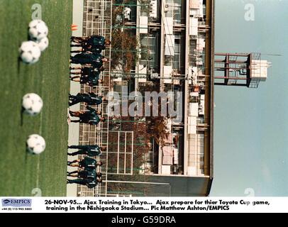 26-NOV-95. Ajax Training in Tokio. Ajax bereiten sich auf ihr Toyota Cup-Spiel vor, das im Nishigaoka-Stadion trainiert Stockfoto