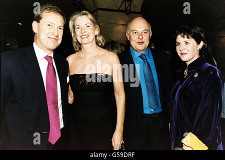 L-R: Ivor Mountbatten, Mrs Hilary Weston, Rolf Sachs und Lady Penny Mountbatten bei The Crypt Under St Martin's in the Field Church in London zur After Preview Party von Berkoff's Women. 04: Lord Ivor Mountbatten und Lady Sarah Chatto, Tochter von Prinzessin Margaret und Lord Snowdon, die zwei der fünf Paten für Lady Louise Windsor, die sechs Monate alte Tochter von Edward und Sophie, dem Grafen und der Gräfin von Wessex, sind, werden sie in der privaten Kapelle des Schlosses getauft Stockfoto