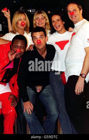 Prominente (Back Row L-R) Lady Victoria Hervey, Jemma Kidd und Sophie Anderton, (Front Row L-R) Lenny Henry Robbie Williams und Olympic Rower Sir Steve Redgrave bei einer Modenschau im Sound Nachtclub auf dem Londoner Leicester Square. * zur Förderung der Comic-Wohltätigkeitsorganisation Red Nose Day 2001, die am Freitag 16. März stattfinden wird. Stockfoto