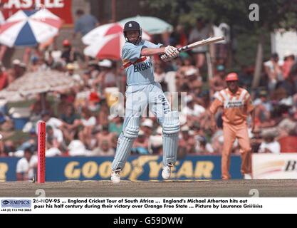 26-NOV-95. England Cricket Tour durch Südafrika. Der englische Michael Atherton schlägt während ihres Sieges über den Orange Free State über sein halbes Jahrhundert hinaus. Bild von Laurence Griffiths Stockfoto