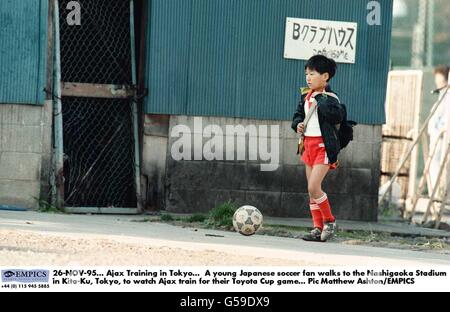 26-NOV-95. Ajax Training in Tokio. Ein junger japanischer Fußballfan geht zum Nashigaoka-Stadion in Kita-Ku, Tokio, um Ajax beim Training für ihr Toyota-Cup-Spiel zu beobachten Stockfoto