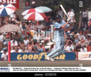 26-NOV-95. England Cricket Tour durch Südafrika. Der englische Michael Atherton schlägt während ihres Sieges über den Orange Free State über sein halbes Jahrhundert hinaus. Bild von Laurence Griffiths Stockfoto