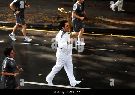 Fackelträger 002 Adam Guest trägt die olympische Flamme auf der Etappe des Fackellaufs durch Nottingham. Stockfoto