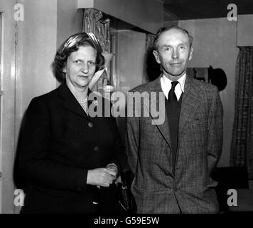 1956: Der Earl of Home (Sir Alec Douglas-Home), Staatssekretär für Commonwealth-Beziehungen, fotografiert mit seiner Frau am Londoner Flughafen, als sie auf Einladung der kanadischen Regierung an Bord eines BOAC-Linienschiffes für Kanada gehen wollten. Stockfoto