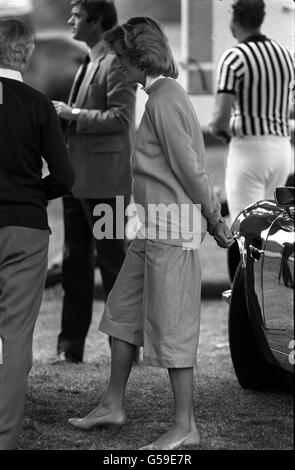 Die Prinzessin von Wales, die ihr zweites Kind im September in Cirencester erwartet, wo sie ihrem Mann, dem Prince of Wales, beim Charles Heidsieck Warwickshire Cup beim Polo für sein Team Les Diables Bleus zugesehen hat. Stockfoto