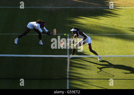 Tennis - Wimbledon Championships 2012 - Tag 4 - All England Lawn Tennis und Croquet Club. Die USA Serena und Venus Williams (rechts) in Aktion in ihrem Doppelspiel gegen die Serbin Vesna Dolonc und die Ukrainerin Olga Savchuk Stockfoto