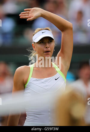 Tennis - Wimbledon Championships 2012 - Tag fünf - All England Lawn Tennis und Croquet Club. Die russische Maria Sharapova winkt der Menge zu, nachdem sie Su-Wei Hsieh aus dem chinesischen Taipeh geschlagen hat Stockfoto