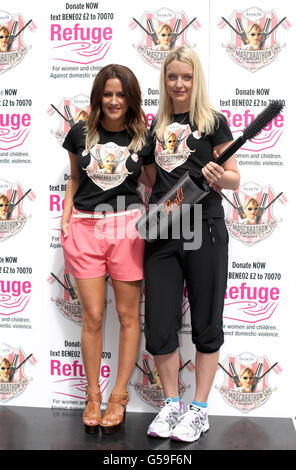 TV-Moderatorin Caroline Flack und Radio-DJ Lauren Laverne bei der letzten Etappe des Benefit Cosmetics Mascarathons in Spitalfields, London, der Gelder und Bewusstsein für die Frauenhilfsorganisation Refuge schafft. Stockfoto