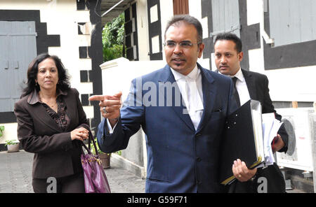 Sanjeev Teeluckdharry (Mitte) verlässt den Obersten Gerichtshof in Port Louis, Mauritius, während des Mordverfahrens gegen Sandip Moneea und Avinash Treebhoowoon, die des Mordes an der irischen Staatsbürgerin Michaela McAreavey angeklagt sind, die vor einem Jahr während ihrer Flitterwochen ermordet wurde. Stockfoto