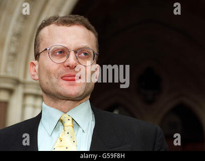 Anwalt Robin Makin, der den Vater des ermordeten Kleinkindes James Bulger Ralph Bulger vertritt, spricht vor dem High Court in London. Der Vater von James Bulger bittet das hohe Gericht, die Freilassung der Mörder seines Sohnes zu blockieren. *... Robert Thompson und Jon Venables, jetzt beide 18, hoffen, die Bewährung zu gewinnen, nachdem Lord Woolf sagte: "Weder hat irgendeine Aggression oder Neigung zur Gewalt während seiner Haftzeit gezeigt". Robin Makin, sagte der Oberrichter sei "eindeutig falsch und der ganze Fall muss jetzt überdacht werden". Stockfoto