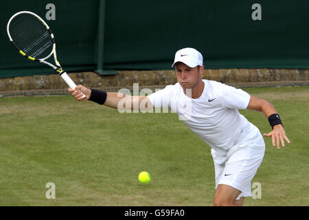 Tennis - Wimbledon Championships 2012 - Tag sechs - All England Lawn Tennis und Croquet Club. Luke Bambridge, Großbritannien Stockfoto