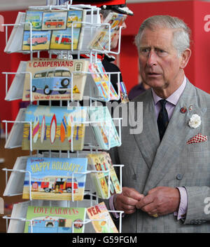 Der Prinz von Wales sieht sich Postkarten an, die während eines Besuchs des Heartlands Community Regeneration Project in Truro, England, verkauft werden. Stockfoto