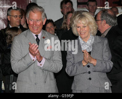 Der Prinz von Wales und die Herzogin von Cornwall bei einem Besuch des Heartlands Community Regeneration Project in Truro, England. Stockfoto