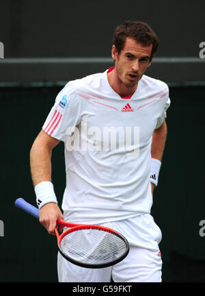 Tennis - Wimbledon Championships 2012 - Tag Sieben - All England Lawn Tennis und Croquet Club. Der britische Andy Murray hält sich in seinem Spiel gegen den kroatischen Marin Cilic zurück Stockfoto