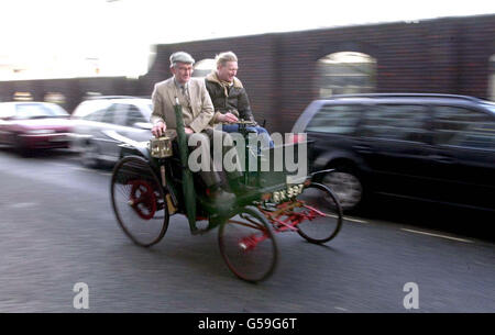 Jim Andrew (L) und Rob Holdridge bringen nach ihrem erfolgreichen MOT-Test in Birmingham einen 101 Jahre alten Benz Dog Cart mit einer Geschwindigkeit von 14 mph zurück ins Birmingham Discovery Centre. * der 101-jährige, dreieinhalb PS starke, offene Zweisitzer mit einer Höchstgeschwindigkeit von 14 mph wurde in einer Garage in Birmingham mit dem MOT-Zertifikat ausgezeichnet. Stockfoto