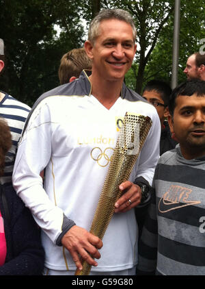 Gary Lineker, ehemaliger Fußballer und TV-Moderator Torchbearer 005, bereitet sich darauf vor, die olympische Flamme auf dem Fackel-Staffellauf durch Leicester zu tragen. Stockfoto