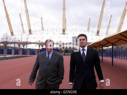 Pierre-Yves Gerbeau (links), ehemaliger Chef des Millennium Dome, und James Palumbo vom Tonministerium. Herr Gerbeau stellte seinen Antrag, die unglückliche Attraktion zu übernehmen, auf eine formale Grundlage, indem er ein neues Unternehmen anmeldete. *...Er machte deutlich, dass sein Konsortium, das die New Dome Partners heißen soll, sich nur für den Dome selbst und NICHT für das umliegende Land auf der Greenwich-Halbinsel im Süden Londons interessiere. Er schließt sich mit James Palumbo, dem Chef der Londoner Nachtclub-Gruppe Ministry of Sound, bei seiner Bewerbung für den Dome an. Stockfoto