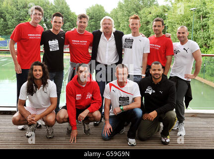 Sir Richard Branson (oberste Reihe in der Mitte) im Virgin Active Health Club in Chiswick im Südwesten Londons, mit (obere Reihe von links nach rechts) Oliver Phelps, Gareth Gates, Jon Lee, James Barr, Mark Ramprakash, Und Louie Spence (untere Reihe links nach rechts) und Ollie Locke, Toby Anstis, Matt Evers und Michael Underwood, die alle am Virgin Active London Triathlon vom 22. Bis 23. September teilnehmen werden. Stockfoto