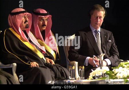 Der Prinz von Wales (rechts), mit seiner Königlichen Hoheit Kronprinz Abdullah bin Abdul Aziz, links (und Übersetzer, Mitte) von Saudi-Arabien, im Al-Faisaliah Zentrum, Riad, Saudi-Arabien. *... Der Prinz von Wales nahm am ersten Tag eines dreitägigen Besuchs in Saudi-Arabien an der Verleihung des King Faisal International Prize Award 2001 für Kunst und Wissenschaft in Riad Teil. Stockfoto