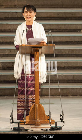 Aung San Suu Kyi hält eine Ansprache an beide Houses of Parliament, in Westminster Hall, an den Houses of Parliament, im Zentrum von London. Stockfoto