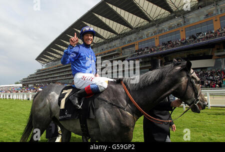 Colour Vision von Frankie Dettori feiert den Gewinn des Gold Cup am dritten Tag des Royal Ascot Meetings 2012 auf der Ascot Racecourse, Berkshire. Stockfoto