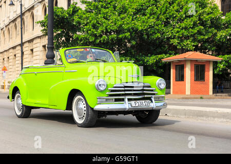 1940er Jahre lime grün amerikanischen Chevrolet Fleetmaster Cabrio Oldtimer Taxifahren in Havanna, Kuba Stockfoto