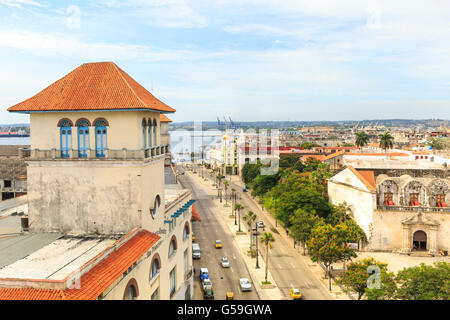 Blick über "Terminal de Sierra Maestra" Kreuzfahrt-Terminal, San Francisco de Asis Square in Richtung Meer, alte Havanna, Kuba Stockfoto