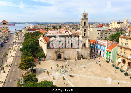 Blick über die Plaza San Francisco de Asis Square und Kirche in Richtung Meer, La Habana Vieja, Havanna, Kuba Stockfoto