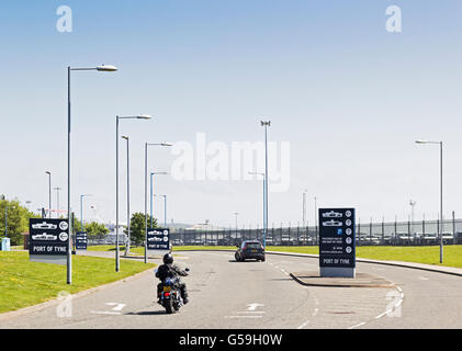 Ein Motorrad und Auto geben Sie Port of Tyne Bereich um eine DFDS Fähre. Stockfoto