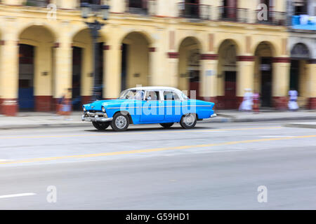 Schwenken der Schuss des blauen amerikanischen Oldtimer Reisen in Paseo de Marti, Alt-Havanna, Kuba Stockfoto